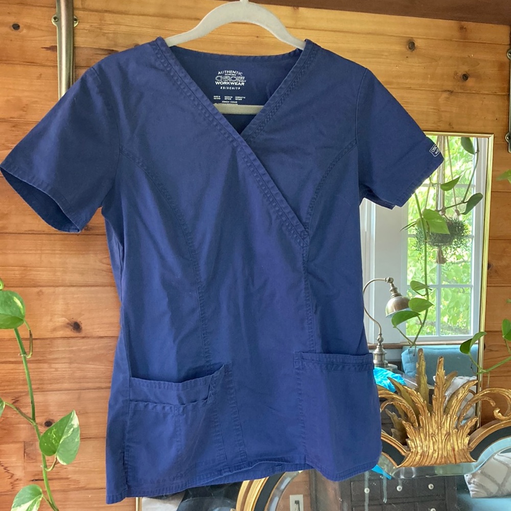 Cherokee scrub top, v neck, multiple pockets, navy